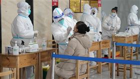 防疫不力 黑龍江望奎縣16名官員遭懲處中共中央紀委國家監委網站通報，望奎縣當地16名官員在防疫工作中「不擔當、不盡責」造成疫情蔓延，對整個黑龍江省的防控工作帶來極大壓力，因此祭出處分。圖為黑龍江省哈爾濱市正在進行核酸檢測。（中新社提供）中央社  110年1月20日