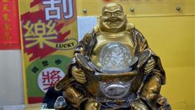 ▲彩券行店內的彌勒佛一直微笑。（圖／台灣彩券提供）