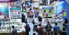 文化部長李永得20日表示，審慎考量書展流動人潮沒有辦法控制接觸者，最後決定停辦。圖為2019台北國際書展參觀民眾。（中央社檔案照片）