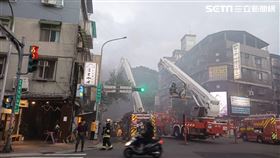北市臥龍街公寓2樓突然竄出火煙。（圖／翻攝畫面）