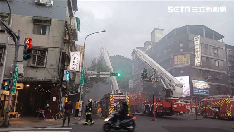 北市公寓突竄火煙　警消升雲梯車灌救