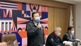桃園年貨大街停辦  進傳統市場不戴口罩將開罰桃園市長鄭文燦（左）20日表示，將公告傳統市場強制戴口罩、停止試吃，罰則比照八大場所；桃園市2項年貨大街活動皆停辦。中央社記者葉臻攝  110年1月20日