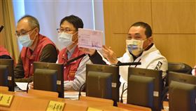 無名氏捐新北2000萬善款助弱勢（1）「無名氏」連續11年捐贈善款給新北市政府幫助弱勢，今年再度捐贈新台幣2000萬善款，累計捐款高達2億1000萬元，市長侯友宜（右）20日在市政會議出示支票並表感謝。中央社記者黃旭昇新北攝  110年1月20日