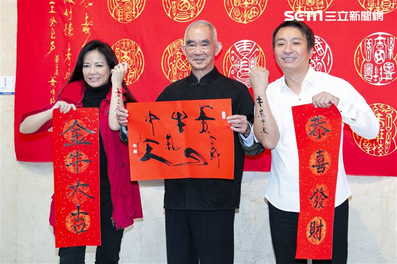 陳仙梅、王中平跟書法藝術家黃明勝老師學習寫書法。（圖／記者楊澍攝影）