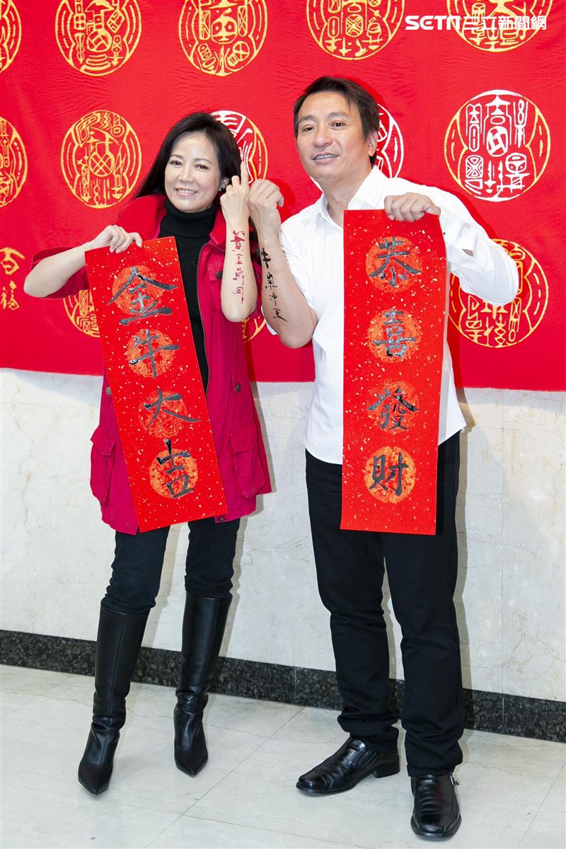 陳仙梅、王中平跟書法藝術家黃明勝老師學習寫書法。（圖／記者楊澍攝影）