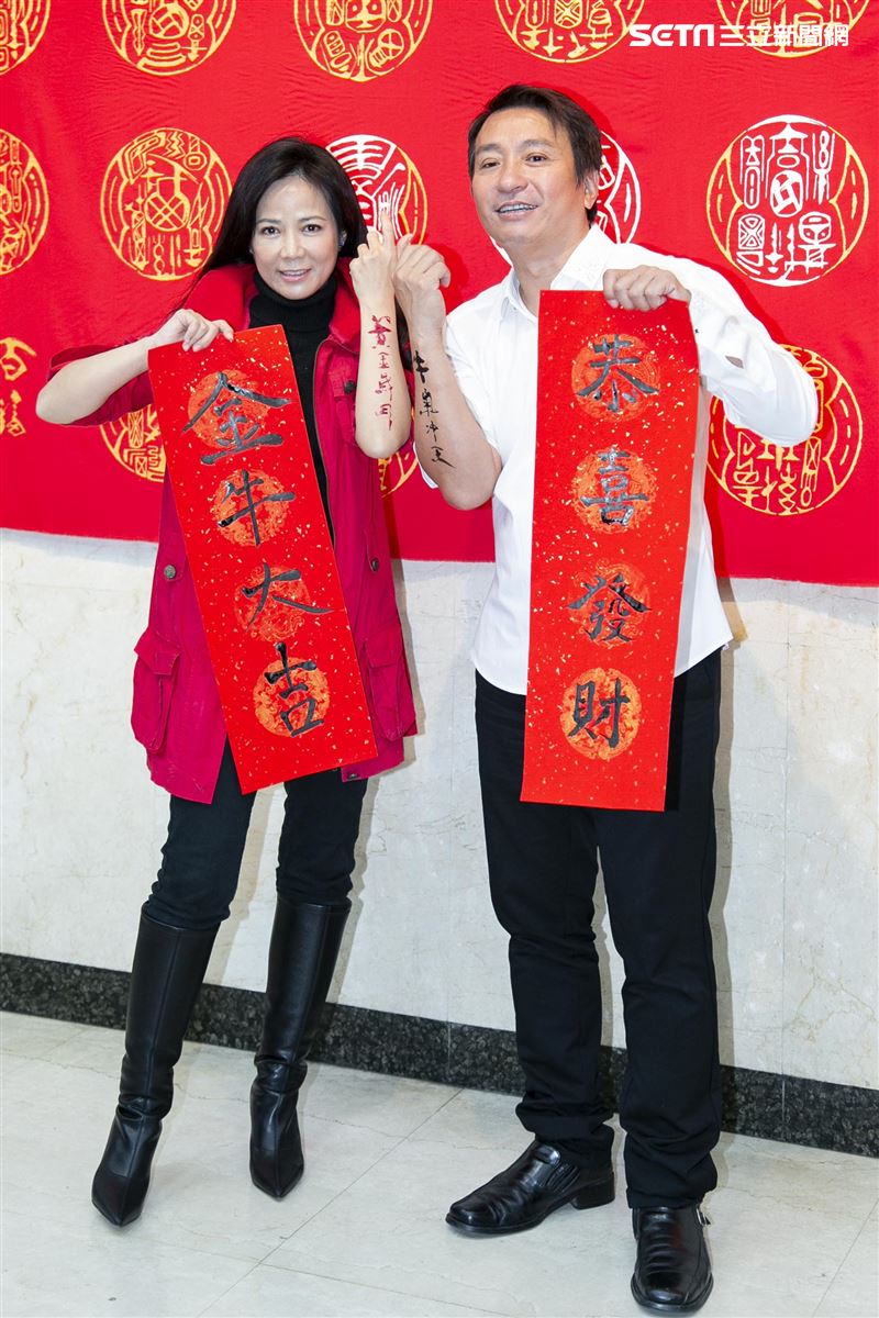 陳仙梅、王中平跟書法藝術家黃明勝老師學習寫書法。（圖／記者楊澍攝影）