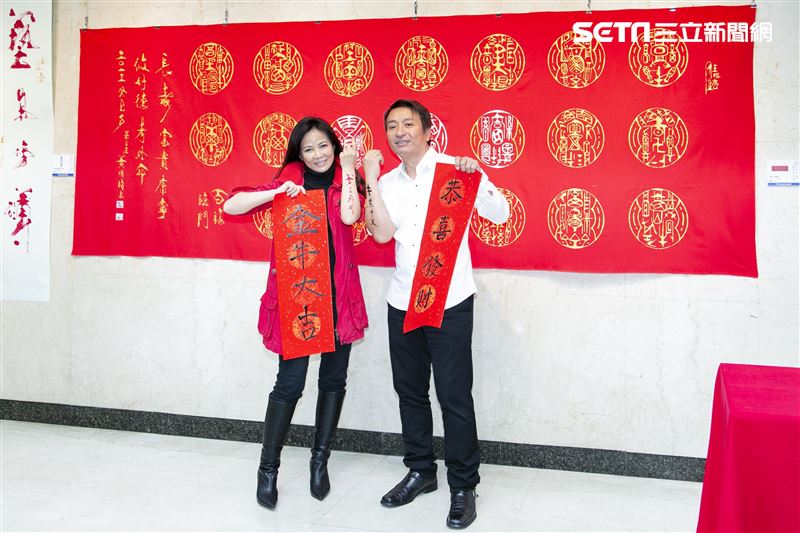 陳仙梅、王中平跟書法藝術家黃明勝老師學習寫書法。（圖／記者楊澍攝影）