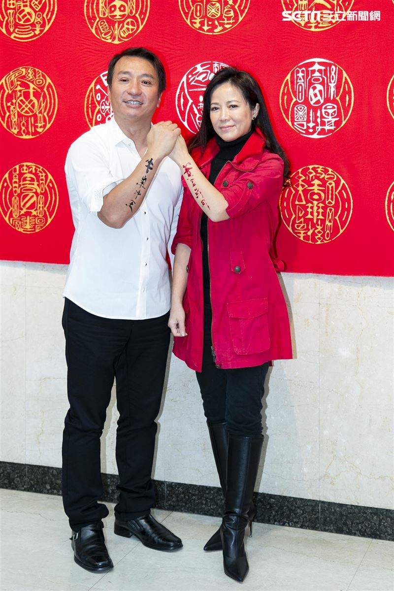 陳仙梅、王中平跟書法藝術家黃明勝老師學習寫書法。（圖／記者楊澍攝影）