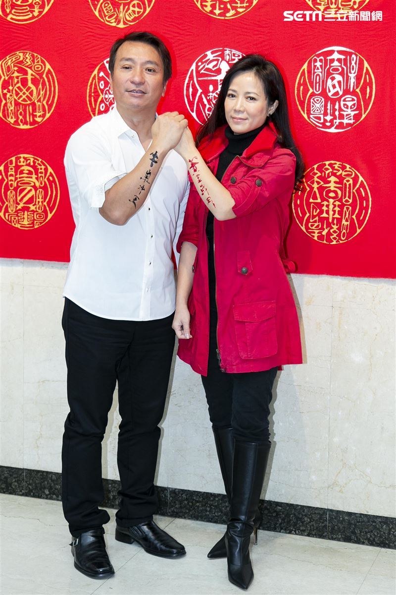 陳仙梅、王中平跟書法藝術家黃明勝老師學習寫書法。（圖／記者楊澍攝影）