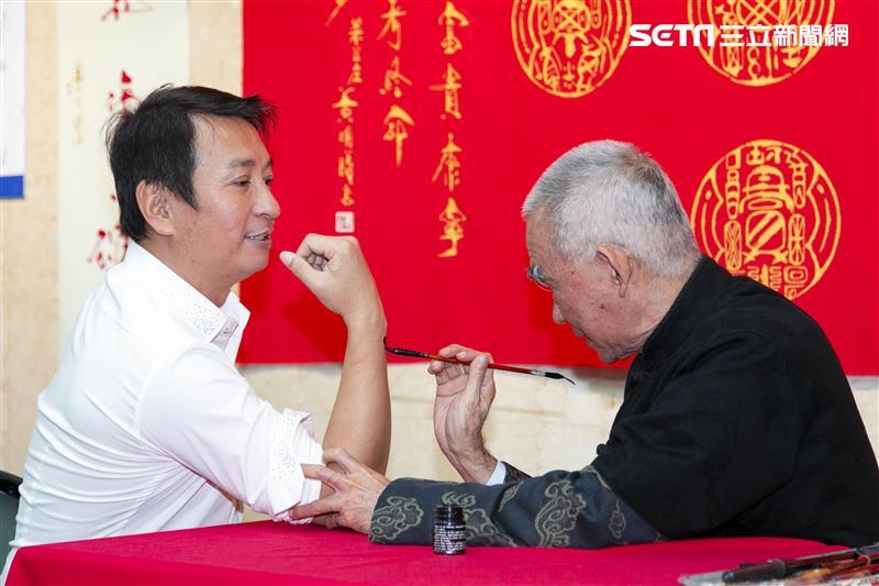 陳仙梅、王中平跟書法藝術家黃明勝老師學習寫書法。（圖／記者楊澍攝影）