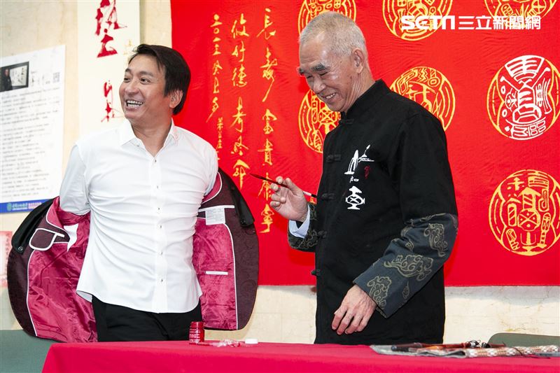 陳仙梅、王中平跟書法藝術家黃明勝老師學習寫書法。（圖／記者楊澍攝影）