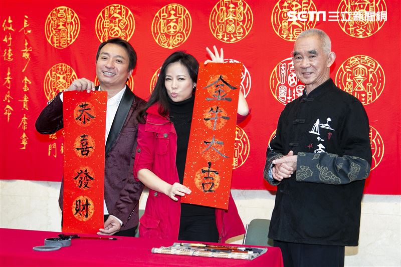 陳仙梅、王中平跟書法藝術家黃明勝老師學習寫書法。（圖／記者楊澍攝影）