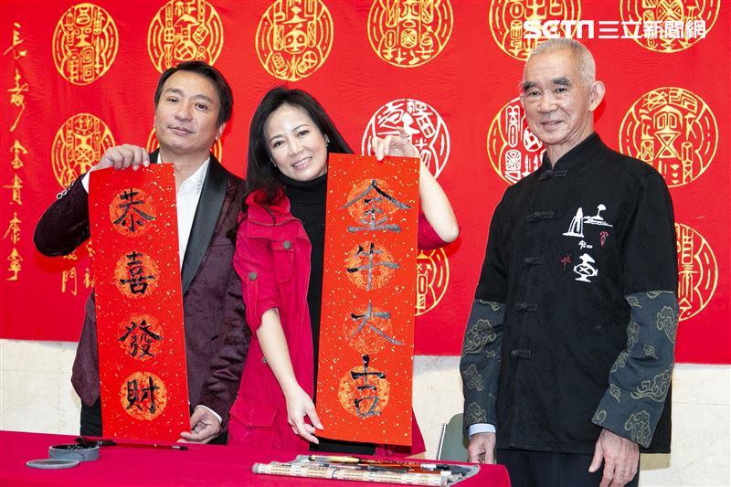 陳仙梅、王中平跟書法藝術家黃明勝老師學習寫書法。（圖／記者楊澍攝影）