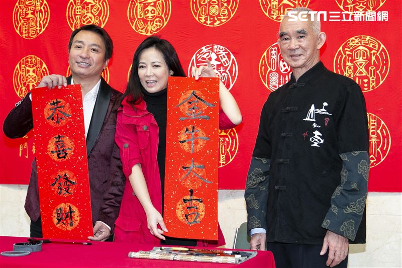 陳仙梅、王中平跟書法藝術家黃明勝老師學習寫書法。（圖／記者楊澍攝影）