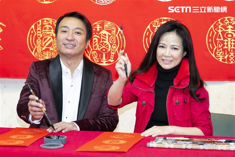 陳仙梅、王中平跟書法藝術家黃明勝老師學習寫書法。（圖／記者楊澍攝影）