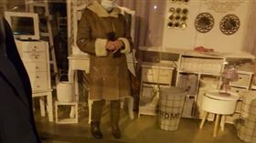 老婦被鎖在店家出不去，站櫥窗求救還被當成「假人模特兒」。（圖／翻攝自javiergr912推特）
