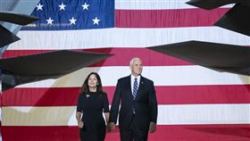 彭斯出席拜登就職典禮 為繼任者賀錦麗鼓掌
Mike Pence推特