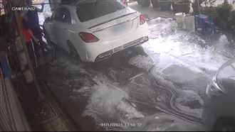 監視器曝光！賓士加油站洗車被猛撞