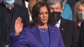 賀錦麗成為美國政治史上有色人種權位最高的女性，她20日使用兩本聖經宣誓就職副總統。（圖／翻攝自Biden Inaugural Committee YouTube頻道網頁youtube.com）
