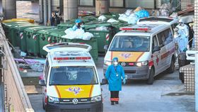 桃園醫院群聚案延燒　救護車助病患轉院（3）衛福部桃園醫院武漢肺炎群聚案延燒，指揮中心宣布要清空醫院，將先轉出風險次高和最低的病患；20日有多輛救護車在外待命，隨時準備載送病患。中央社記者鄭清元攝　110年1月20日
