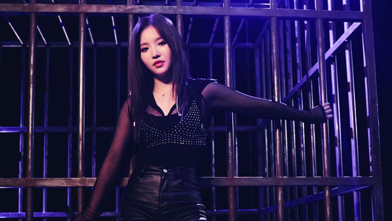 20歲女星遭逼上手銬　困5尺高鐵籠