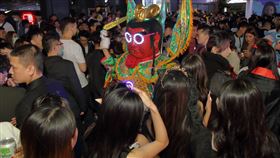 電音三太子現身群眾爭相合照。