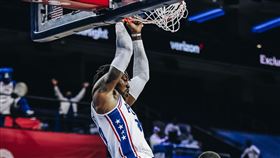 ▲「魔獸」霍華德（Dwight Howard）秀空中接力。（圖／翻攝自76人推特）