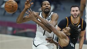 Collin Sexton賞給Durant麻辣鍋。（圖／美聯社／達志影像）