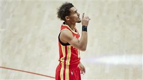 ▲楊恩（Trae Young）投進超大號三分球。（圖／美聯社／達志影像）