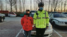 一名95後的女子在以182km/h的​​時速高速行駛，後來被警方攔截。女子表示自己擔心感染新冠肺炎，才會飆速。