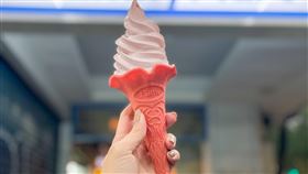 全家重乳草莓霜淇淋今天起搭配粉色限量餅皮回歸。（圖／全家便利商店提供）