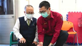 台灣大車隊司機悉心熟記CPR及AED操作口訣，並在專業指導下實際演練操作。（圖／台灣大車隊提供）