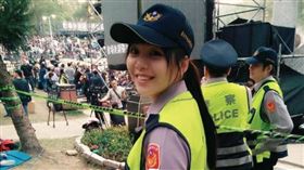 甜美女警「電眼＋臥蠶」躲雨甜笑！全場暴動戀愛：快羈押我