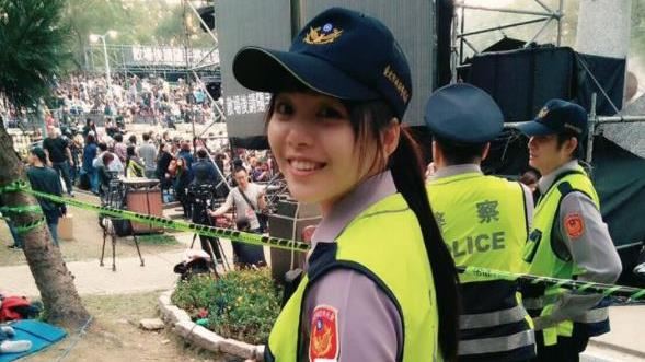 清純女警「躲雨甜笑」！全場暴動戀愛