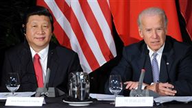 學者觀察拜登（右）就職演說，認為美國新政府的施政重心偏向內政，美中關係短期內會相對穩定，但無法回到前總統歐巴馬時代的境地。圖為2012年2月拜登、習近平（左）在洛杉磯與中美省州長會面。（圖／中新社）
