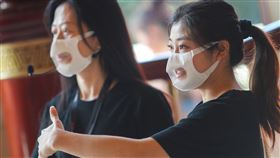 降低溝通障礙　廠商研發透明口罩捐兩廳院（2）台灣康匠研發透明口罩，為不織布加上防霧設計的PE塑膠片，民眾配戴口罩溝通時，可清楚看見唇部、表情變化，3D立體設計可以完整包覆臉部形狀，無壓力耳帶彈性佳，久戴也不會有壓迫感，21日首批捐贈2萬片給國家兩廳院、蒲公英聽語協會等單位，盼減少聽損朋友溝通障礙。中央社記者裴禛攝  110年1月21日