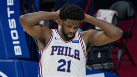 影／爆笑！兩中鋒卡位…結果一起假摔
NBA,費城七六人,Joel Embiid,假摔,Daniel Theis
美聯社／達志影像