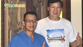 ICOI植牙醫學會理事長張文炳(左1)解釋，缺牙的主因是牙周病與蛀牙，兩者同時發生率相當高。