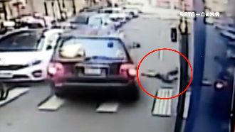 休旅車搶快超車　撞飛11歲放學男童