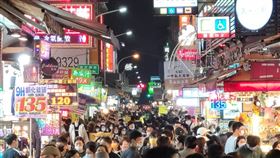 桃醫群聚擴大！台中商圈現況曝網看傻（圖／翻攝自爆怨公社臉書）