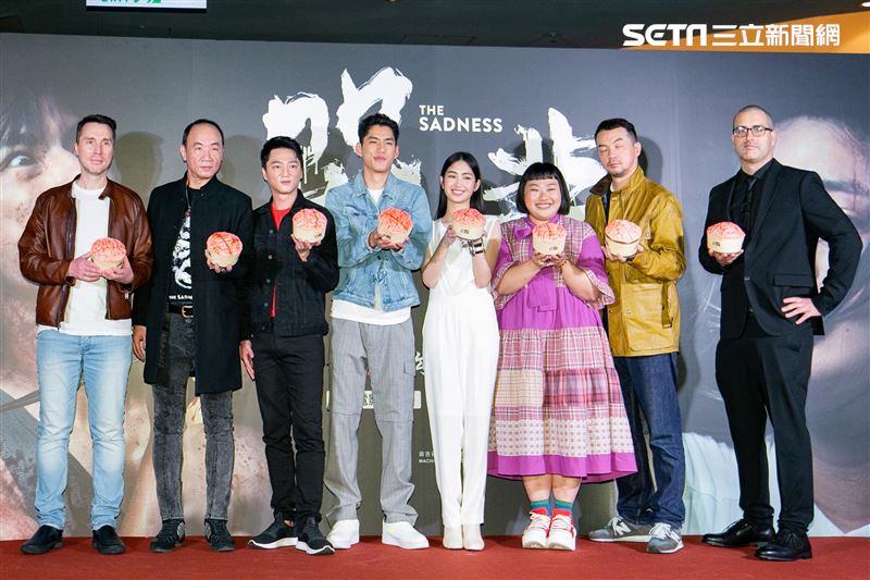 製片David、王自強、藍葦華、朱軒洋、雷嘉納、陳映如、邱彥翔、導演賈宥廷Rob出席電影《哭悲》首映會。（圖／記者楊澍攝影）