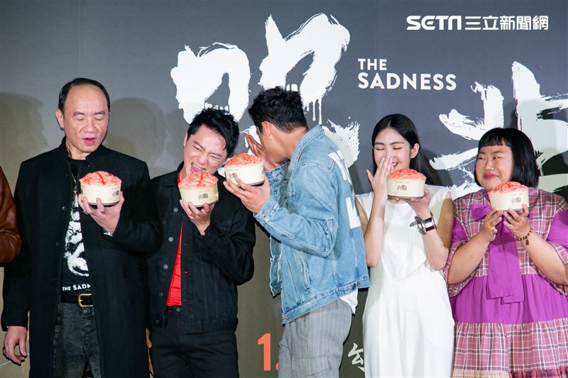 製片David、王自強、藍葦華、朱軒洋、雷嘉納、陳映如、邱彥翔、導演賈宥廷Rob出席電影《哭悲》首映會。（圖／記者楊澍攝影）