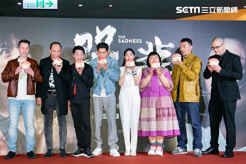 製片David、王自強、藍葦華、朱軒洋、雷嘉納、陳映如、邱彥翔、導演賈宥廷Rob出席電影《哭悲》首映會。（圖／記者楊澍攝影）