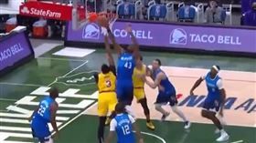 ▲「字母弟」賞戴維斯火鍋。（圖／翻攝自公鹿推特）