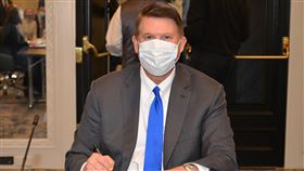 台美經濟對話開幕　國務院次卿與台交換信函台美經濟繁榮夥伴對話20日登場，美國國務院主管經濟成長、能源與環境的次卿柯拉克（圖）簽署給行政院政務委員鄧振中的交換信函。（駐美代表處提供）中央社記者徐薇婷華盛頓傳真　109年11月20日