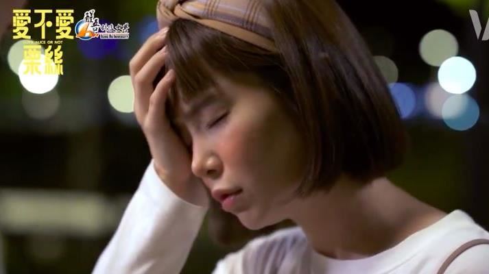 女星遇勁敵失戀　公園買醉慘遭鹹豬手