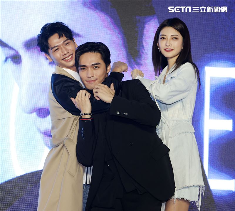 王振諾出道記者會嘉賓蔡旻佑、吳宜樺模仿MV畫面。（記者邱榮吉/攝影）