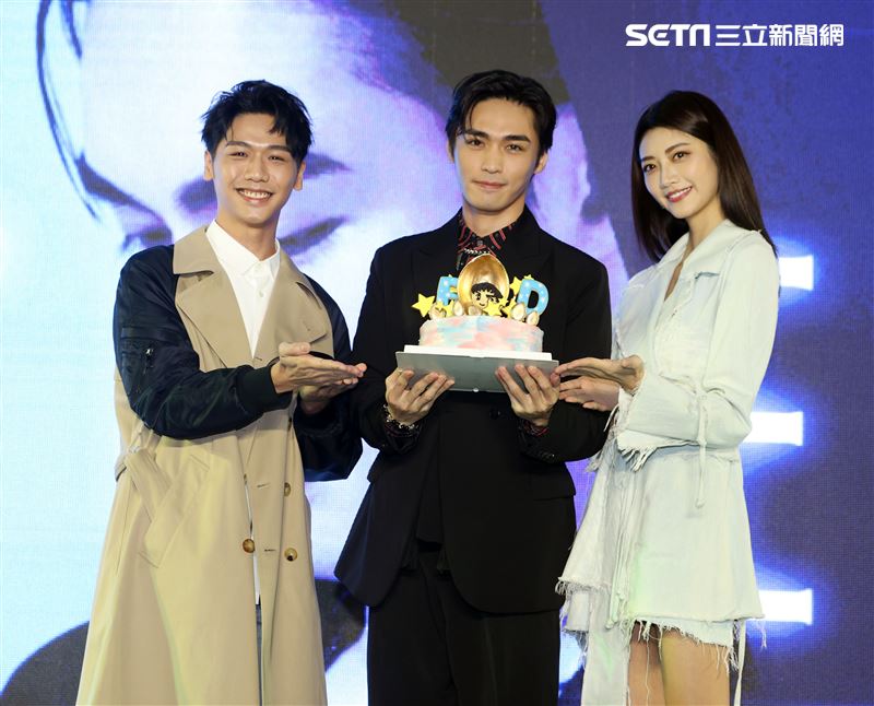 王振諾出道記者會嘉賓蔡旻佑、吳宜樺送上蛋糕祝福。（記者邱榮吉/攝影）