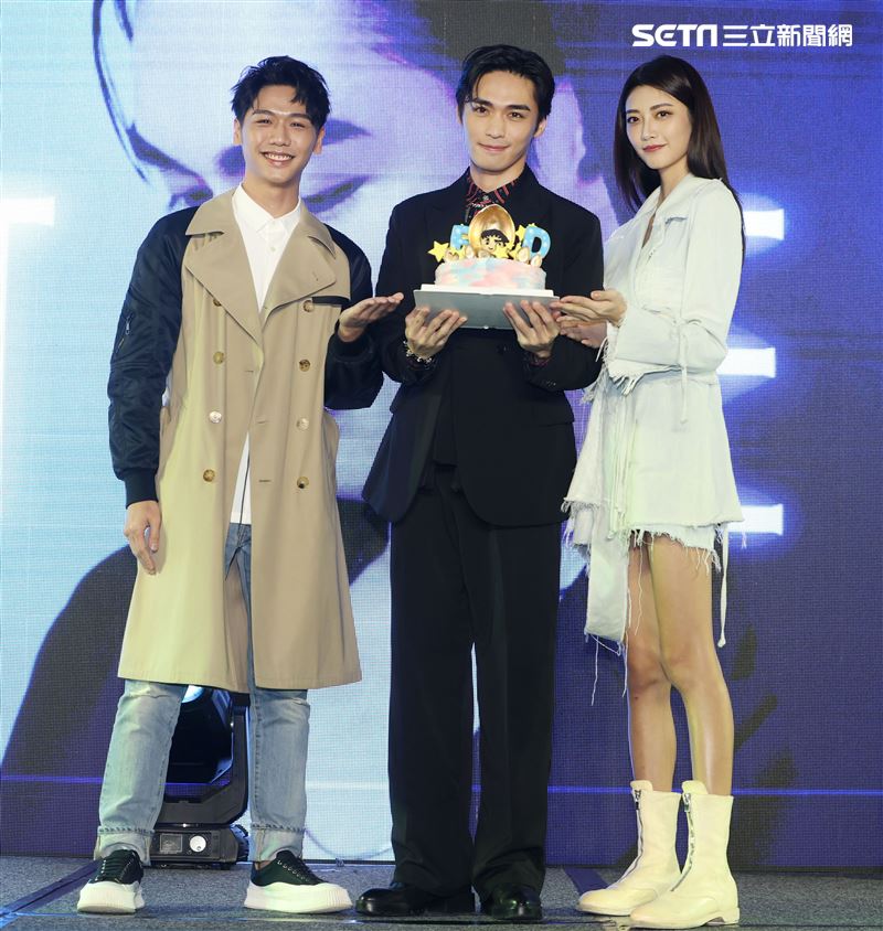 王振諾出道記者會嘉賓蔡旻佑、吳宜樺送上蛋糕祝福。（記者邱榮吉/攝影）
