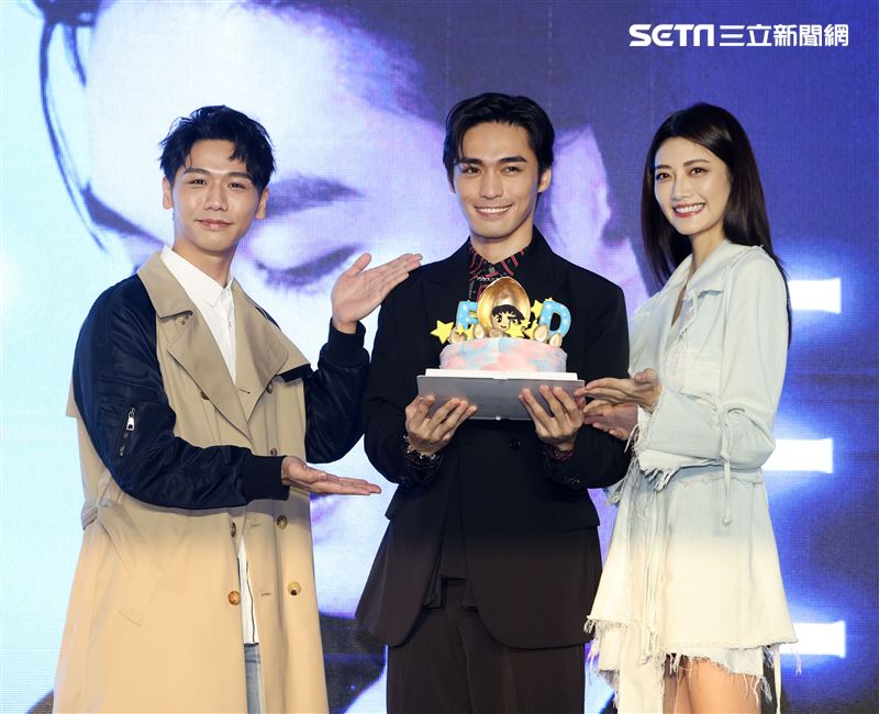 王振諾出道記者會嘉賓蔡旻佑、吳宜樺送上蛋糕祝福。（記者邱榮吉/攝影）